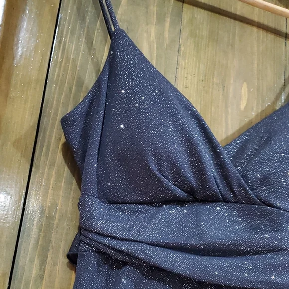 Elegant Gray Sleeveless Dress - Picture 2 of 9